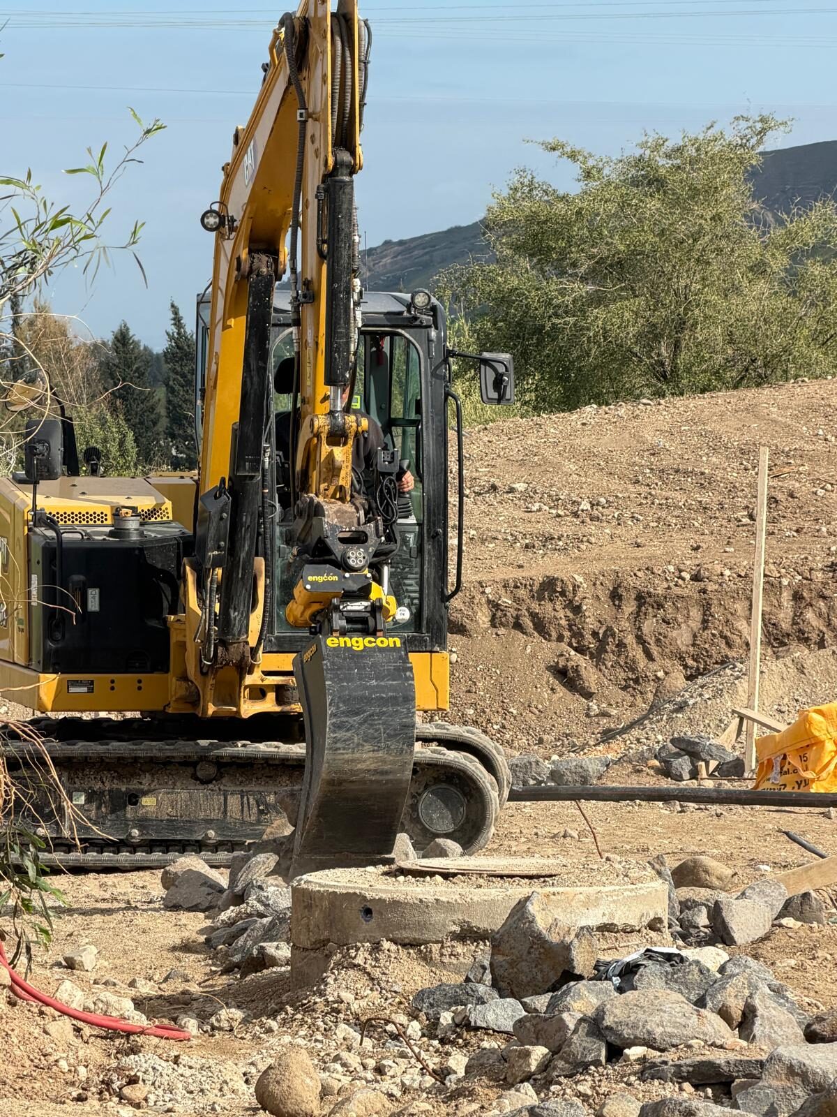 CAT mini excavator with Engcon tiltrotator